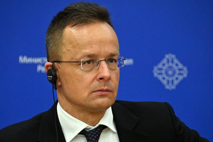 Глава МИД Венгрии призвал к завершению конфликта, США просит соотечественников покинуть Россию: хроника очередных событий украинского кризиса