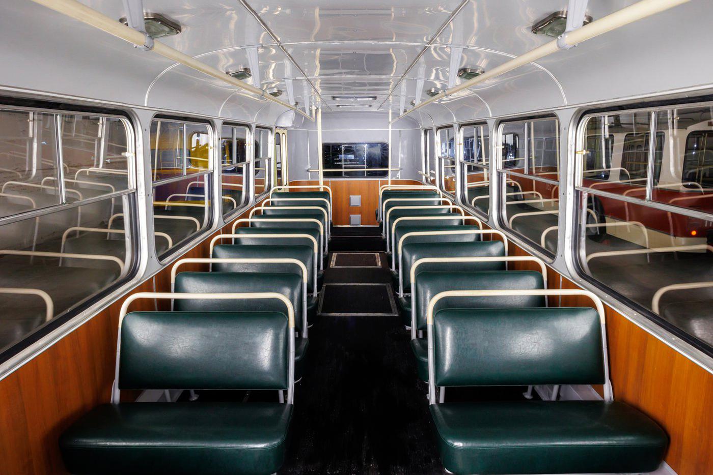 Реставраторы заменили элементы каркаса, удалили коррозию на крыше и раме машины, заменили обшивку кузова и пассажирского салона, а также перешили сиденья