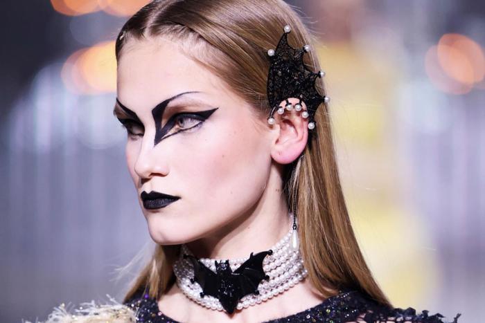 На Неделе моды в Нью-Йорке показали готику, змей и розы