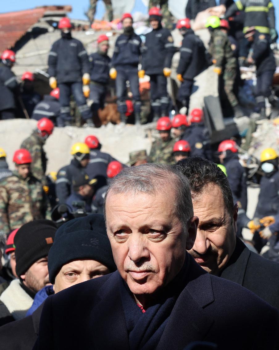 "Землетрясение понизило рейтинг Эрдогана". Президента Турции критикуют оппозиционеры