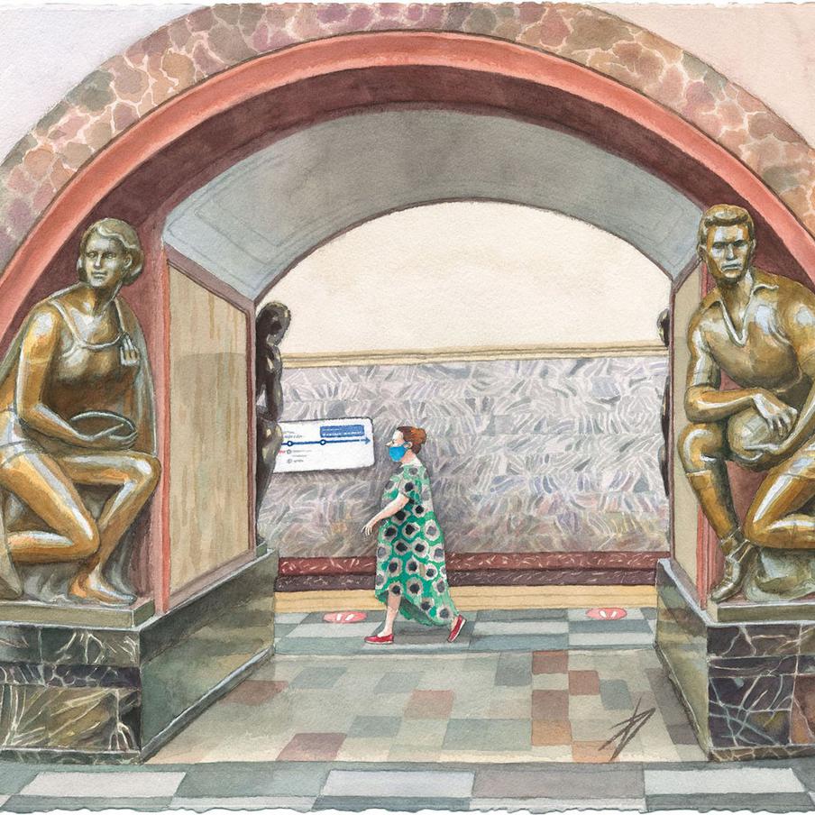 Женщина на станции метро "Площадь Революции" носит маску ниже носа. Знакомо каждому, кто летом 2021-го ездил в метро.