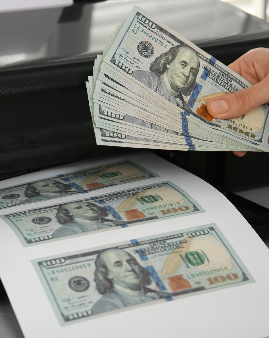 Гражданин Камеруна продавал чёрную бумагу, которая превращалась в доллары. Как выяснилось, этой схеме мошенничества уже более 30 лет