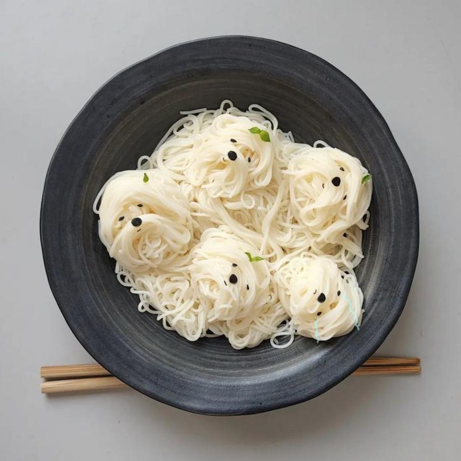 Тарелка болонок из лапши.