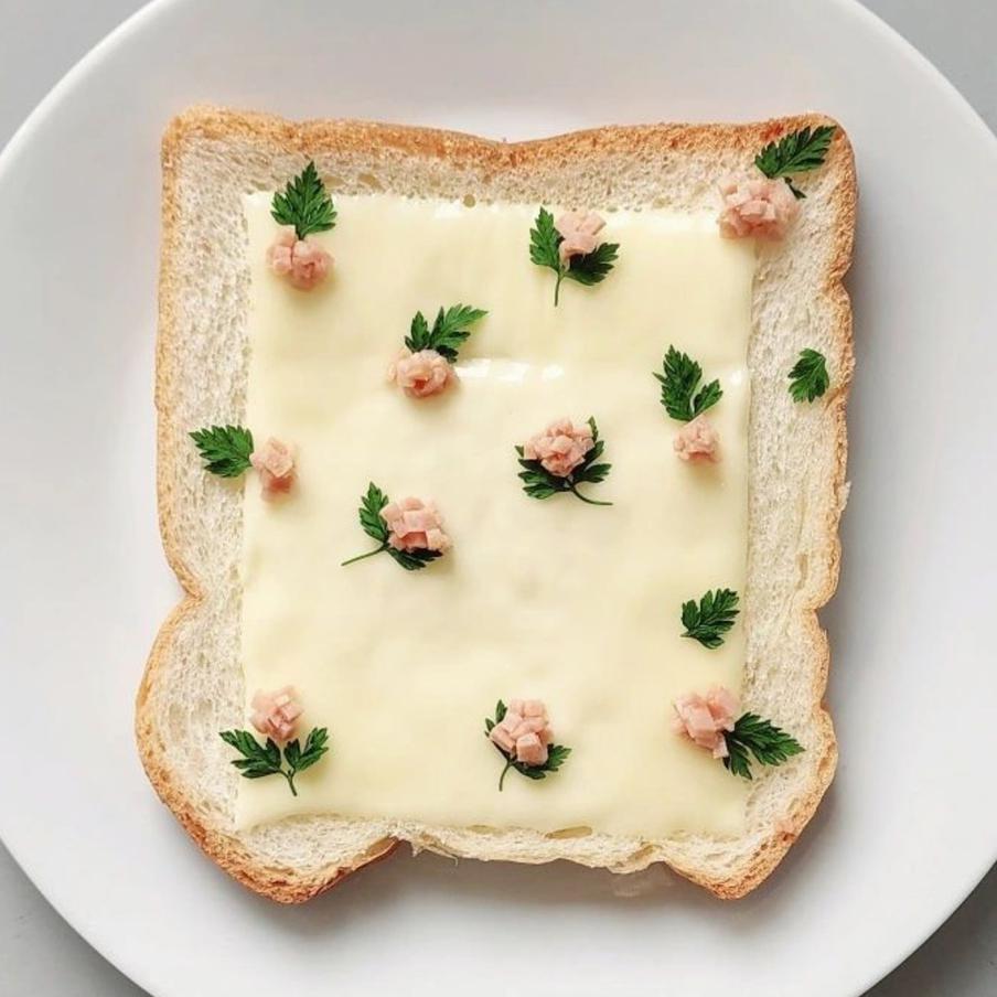 Бутерброд с сыром и "цветами" из ветчины.