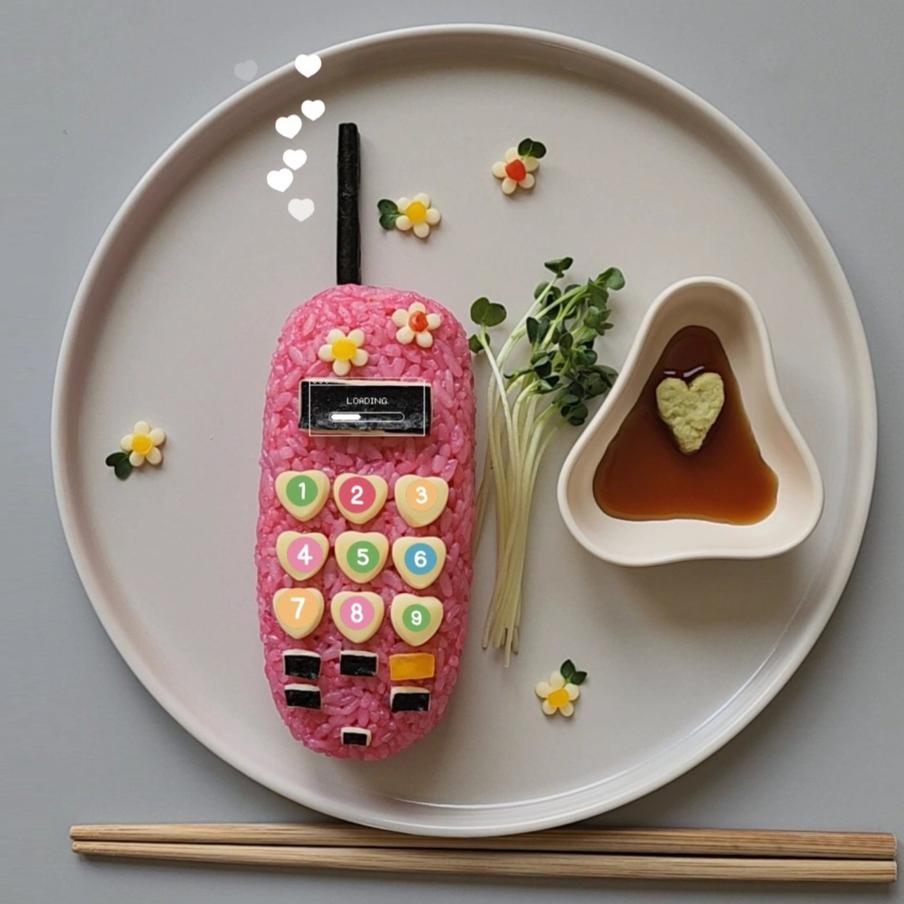 Очень детальный мобильный телефон из риса.