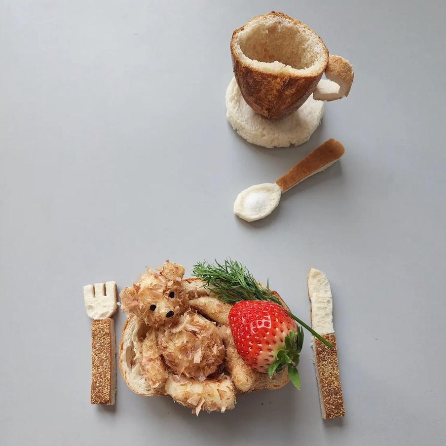 Рисовый медвежонок и посуда из хлеба.