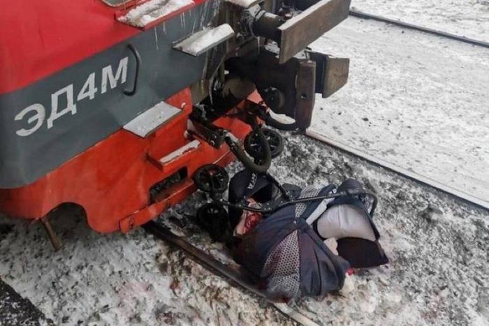 До трагедии оставались миллиметры: машинист затормозил перед коляской и спас малыша