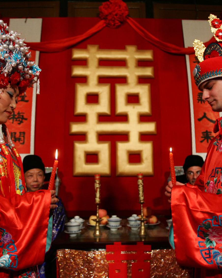 Китайские власти пытаются сделать свадьбы дешевле. Из-за их дороговизны в стране падает рождаемость