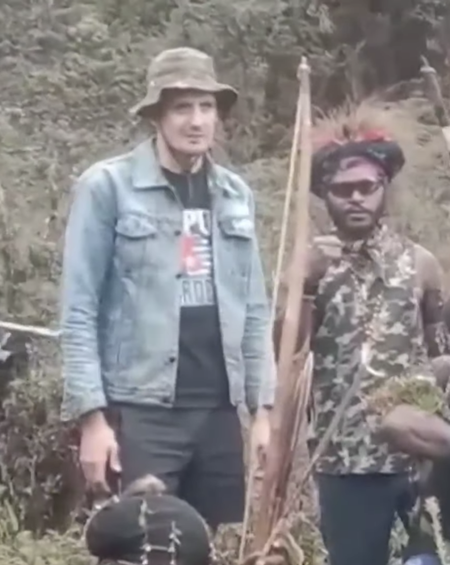 Папуасы-повстанцы показали фото и видео с захваченным новозеландским пилотом