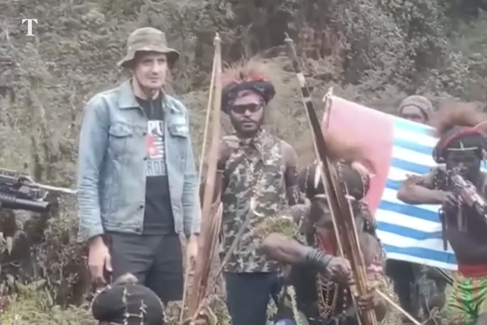 Папуасы-повстанцы показали фото и видео с захваченным новозеландским пилотом