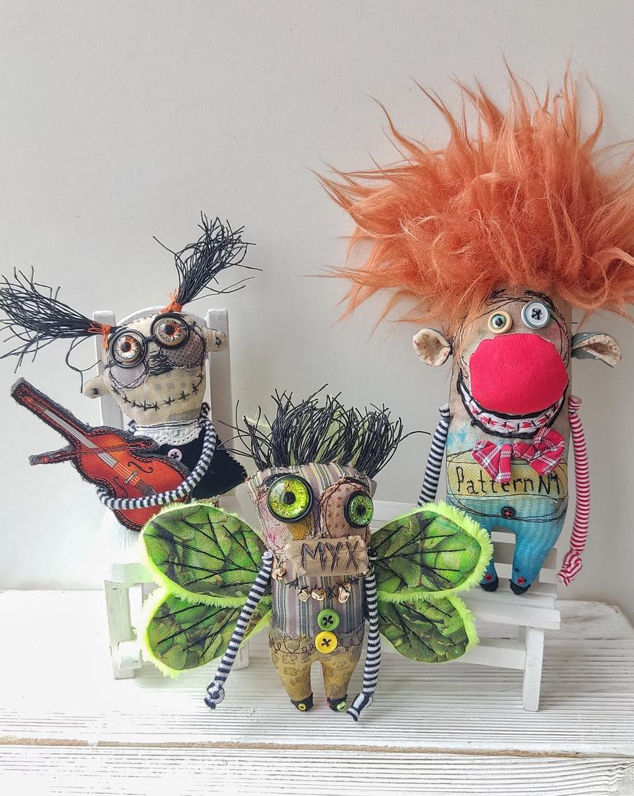 Смешные и забавные игрушки, которые Надя шьёт вручную, каждый раз получаются разными – со своим настроением. 