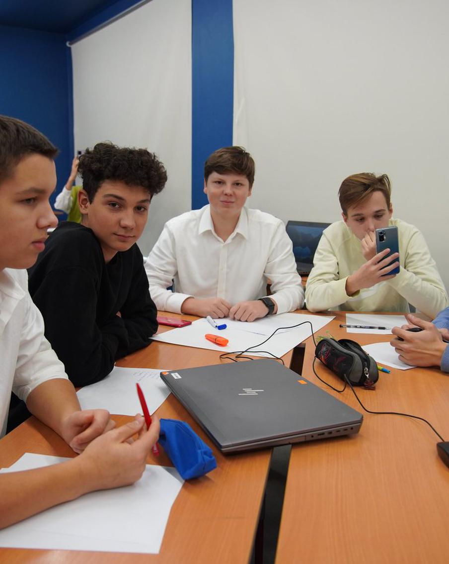 У московских школьников появилась возможность проникнуть в мир науки благодаря акции "Учёные – в школы"