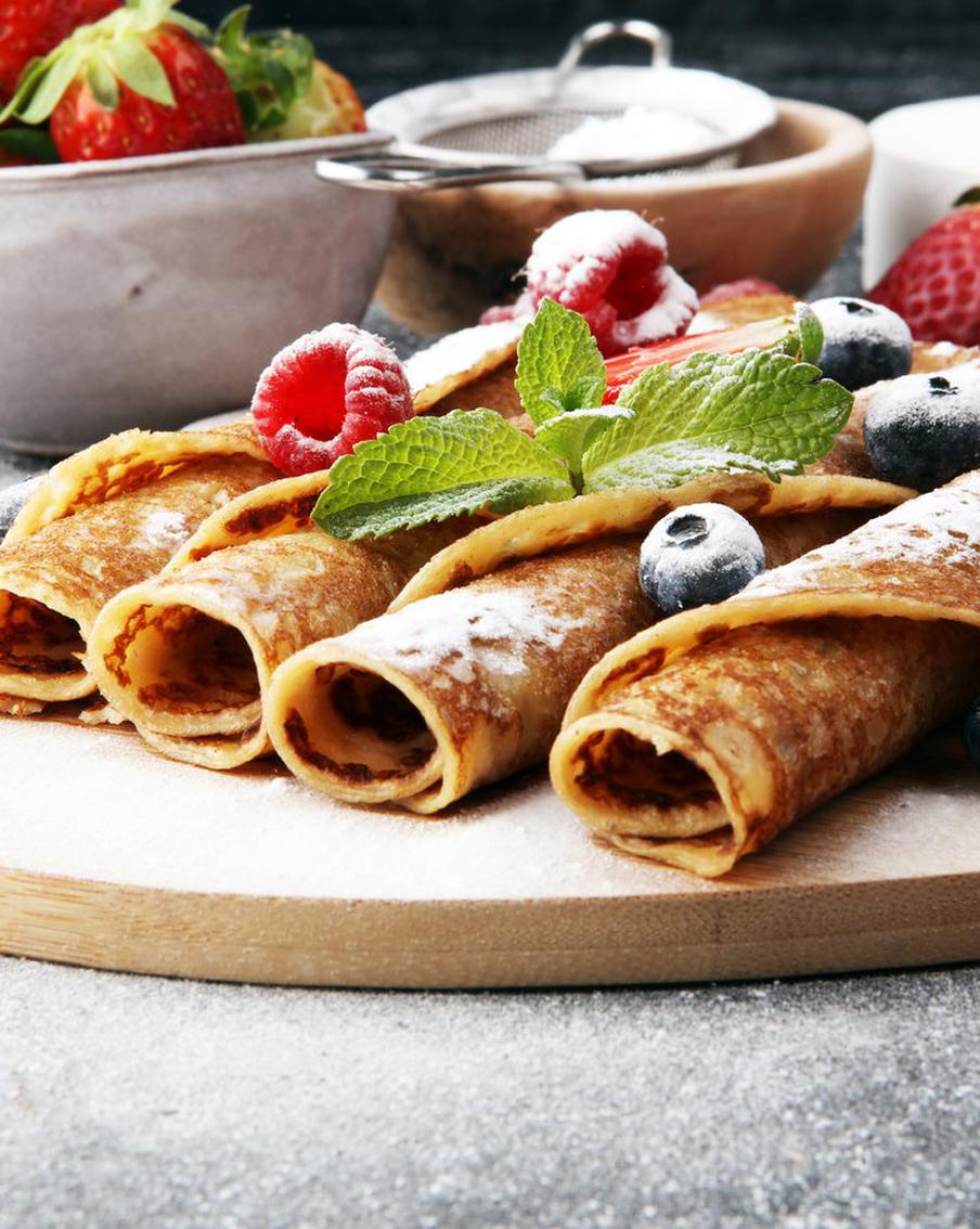 Блины со сладкими начинками могут стать отличным десертом к чаю и порадовать как взрослых, так и детей на Масленицу