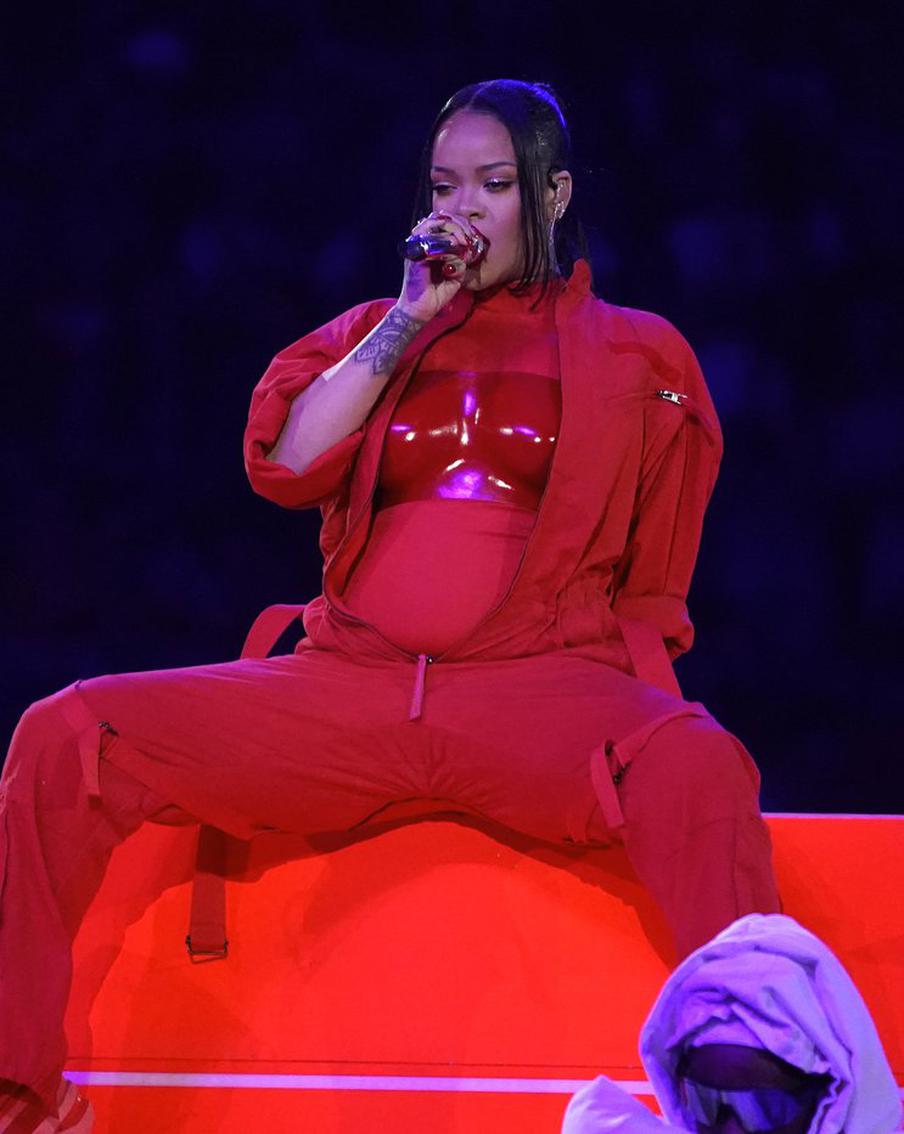 Отец Рианны узнал о беременности дочери во время её выступления на Супербоуле