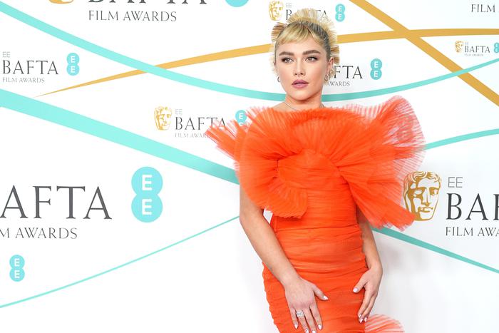 Жидкое серебро и руки-базуки: в чём щеголяли звёзды на кинопремии BAFTA-2023