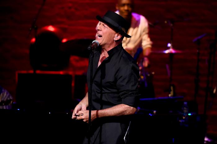 Брюсу Уиллису поставили точный диагноз — лобно-височная деменция. В будущем от этого заболевания может появиться лекарство