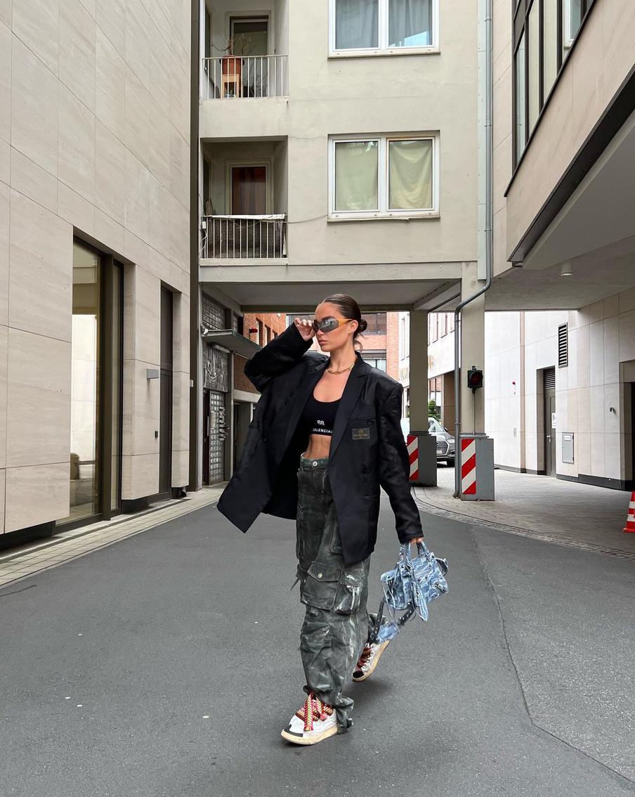 Карго и кроп-топ с жакетом.