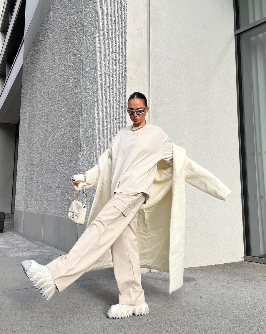 Карго и длинное пальто.