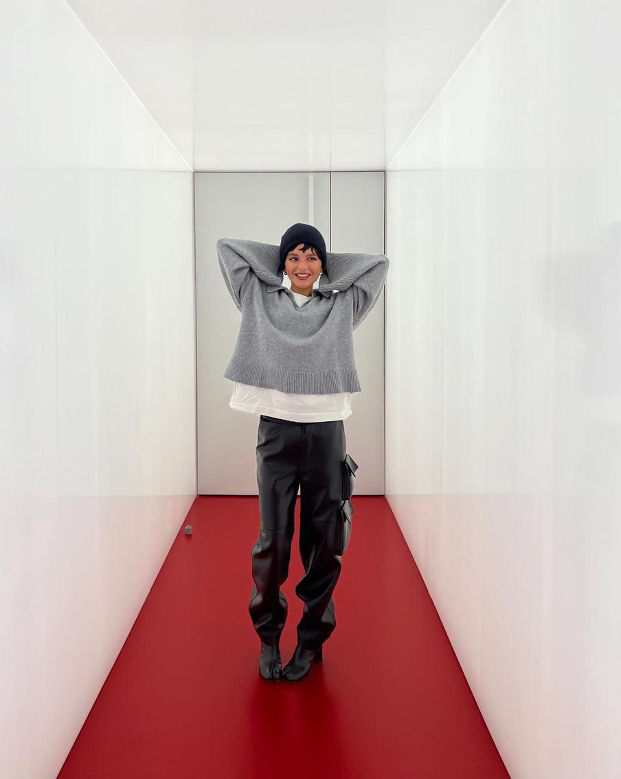 Карго и объёмный свитер.