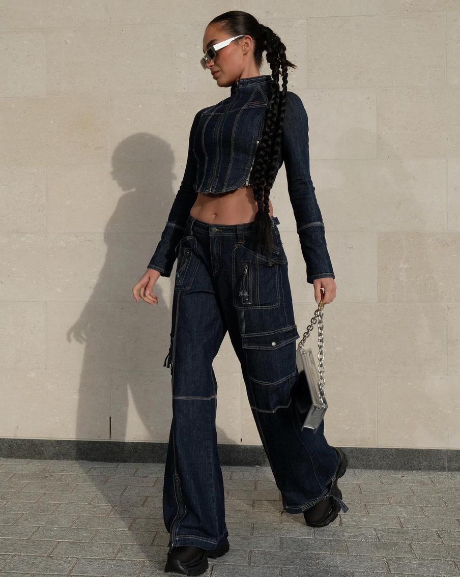 Джинсы карго и укороченный топ из денима.