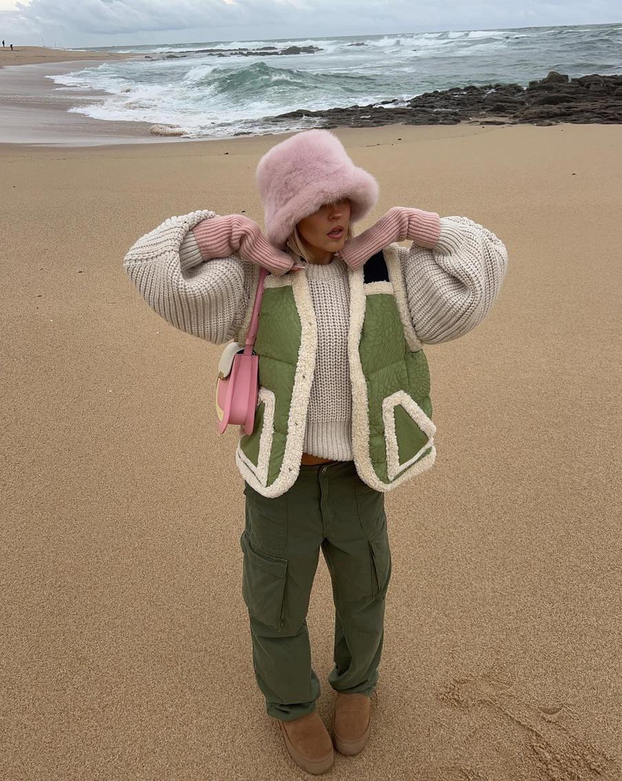 Карго и оверсайз-свитер с жилеткой.