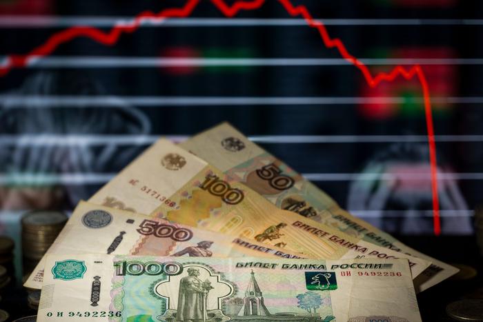 "Деревянный" подгорает: рубль дешевеет по отношению к западным валютам