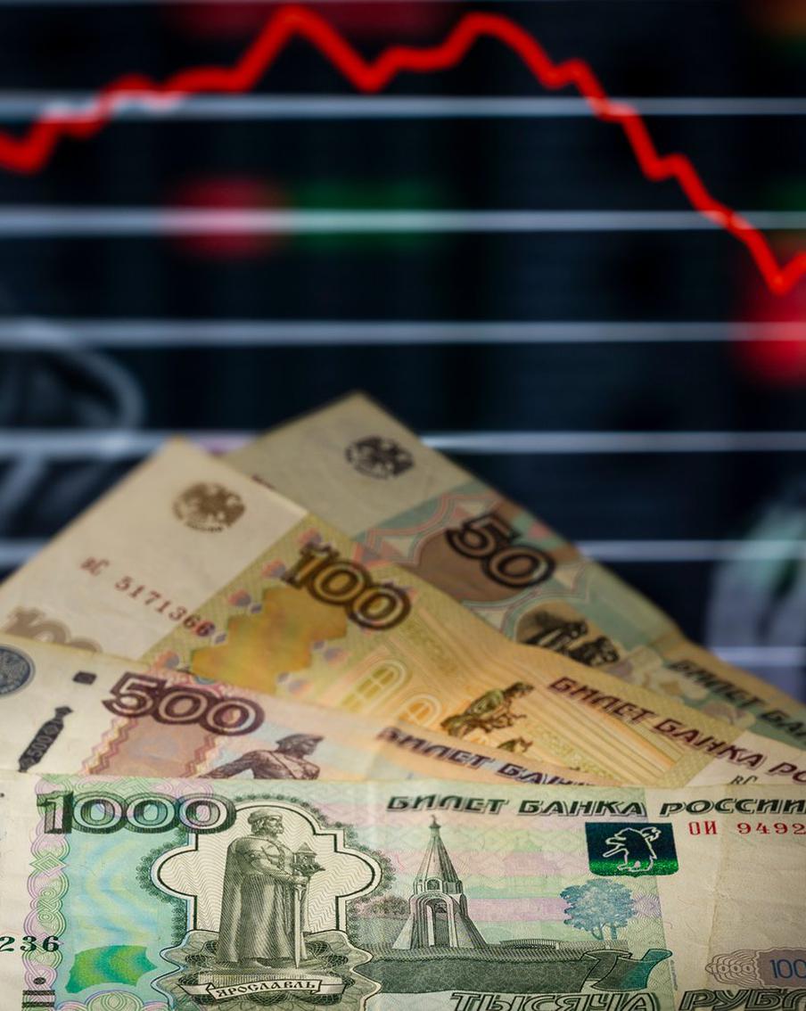 "Деревянный" подгорает: рубль дешевеет по отношению к западным валютам