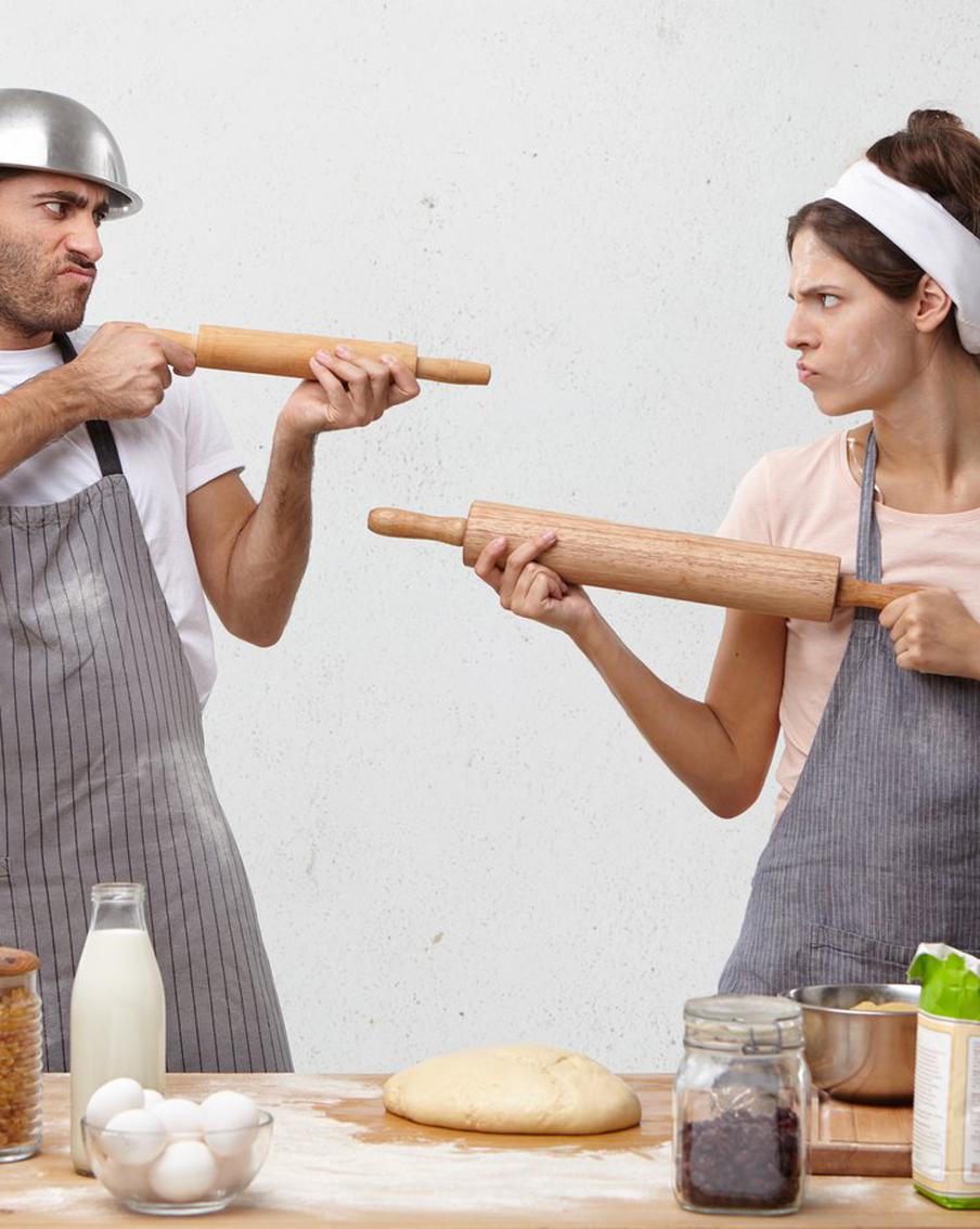 "Я мужик, а ты баба!": как страдают мужчины от большой зарплаты жены