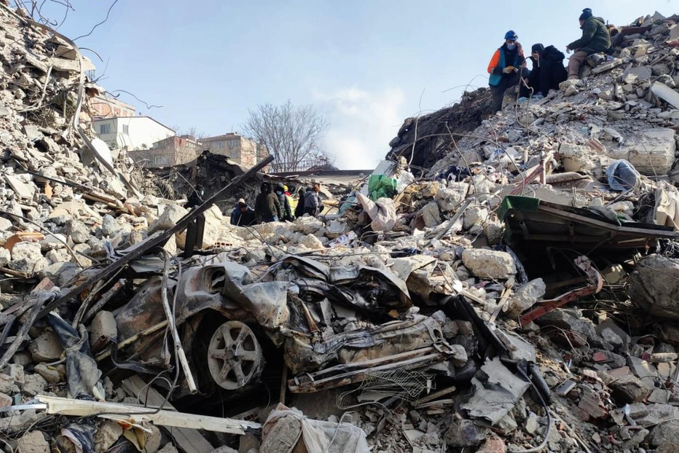 В Турции произошло новое землетрясение магнитудой 6,4. Накануне в небе снова видели вспышки