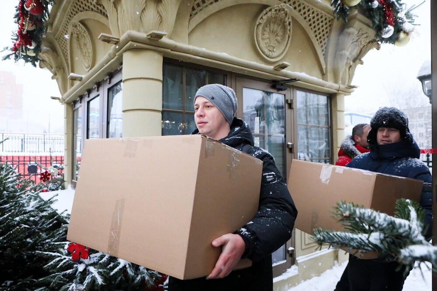 Поздравляем защитников Отечества: как передать подарки к 23 февраля для участников СВО