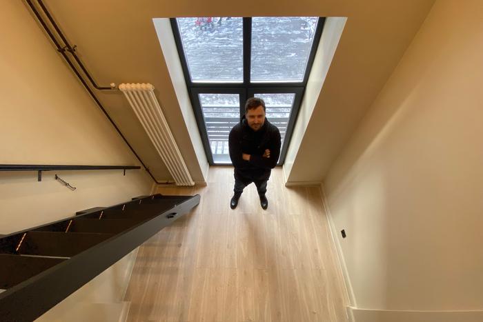 А стол у нас будет на подоконнике! Как в Москве продают микростудии