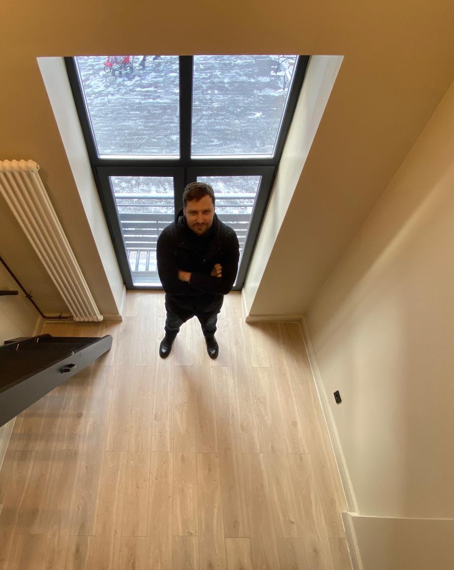 А стол у нас будет на подоконнике! Как в Москве продают микростудии