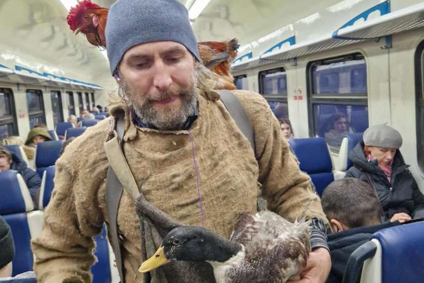 Почти как бременские музыканты: Metro оценило выступление необычного трио в московской электричке