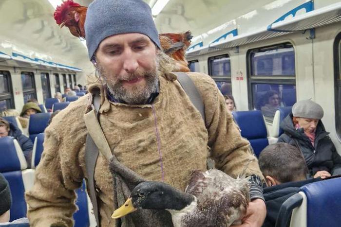Почти как бременские музыканты: Metro оценило выступление необычного трио в московской электричке
