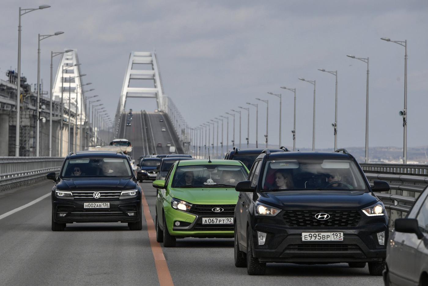 Крымский мост полностью открыли для автомобильного движения раньше срока на 39 дней