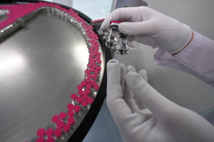 Собянин: В Москве свыше 90 предприятий создают и производят жизненно важные лекарства и вакцины