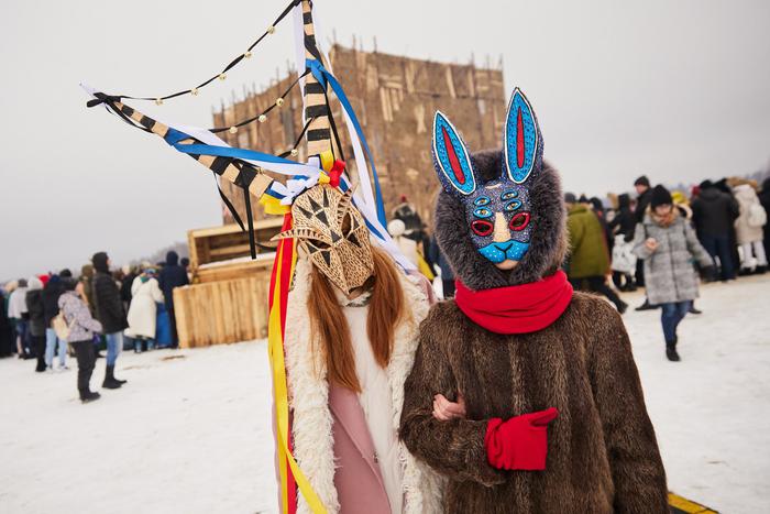 В честь Масленицы и во славу искусства в арт-парке "Никола-Ленивец" сожгли 19-метровый куб