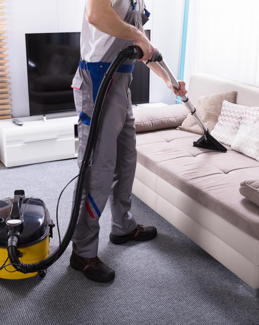 3 варианта, как почистить диван, а также их плюсы и минусы