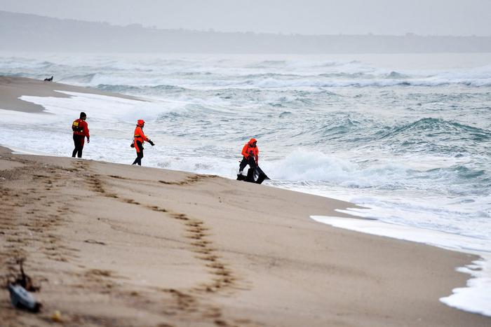 Лодка с мигрантами разбилась у южного побережья Италии, погибли более 60 человек