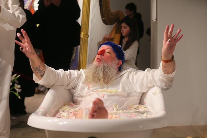 Художник Пахом провёл вернисаж в ванне. В окнах галереи сияли кремлёвские звёзды