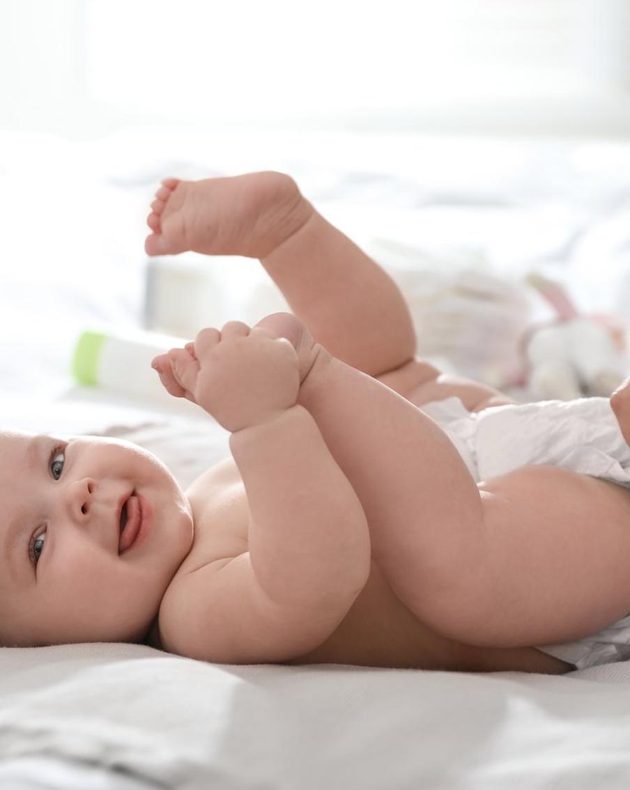 Подгузники могут спровоцировать фимоз. Не стоит отказываться от этого средства гигиены, но носить их нужно по правилам