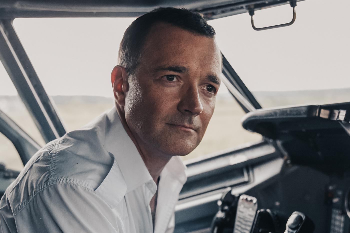 Лётчик-герой Дамир Юсупов подсказывает в трейлере фильма, как посадить самолёт вдоль рядов кукурузы