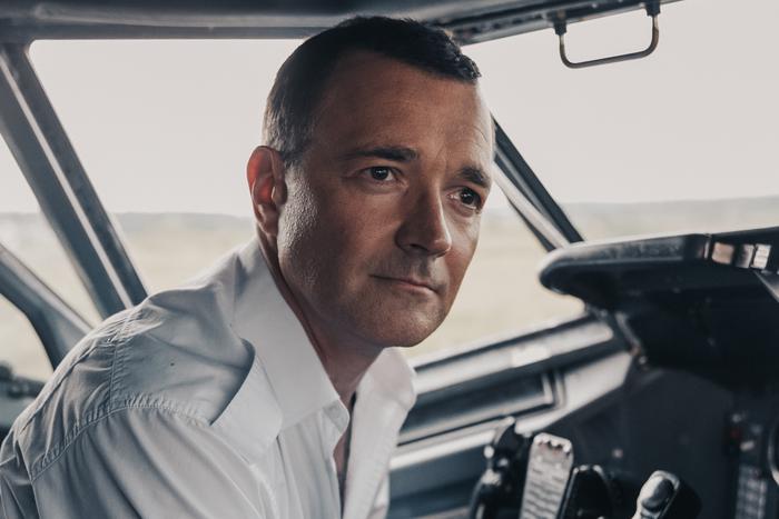 Лётчик-герой Дамир Юсупов подсказывает в трейлере фильма, как посадить самолёт вдоль рядов кукурузы