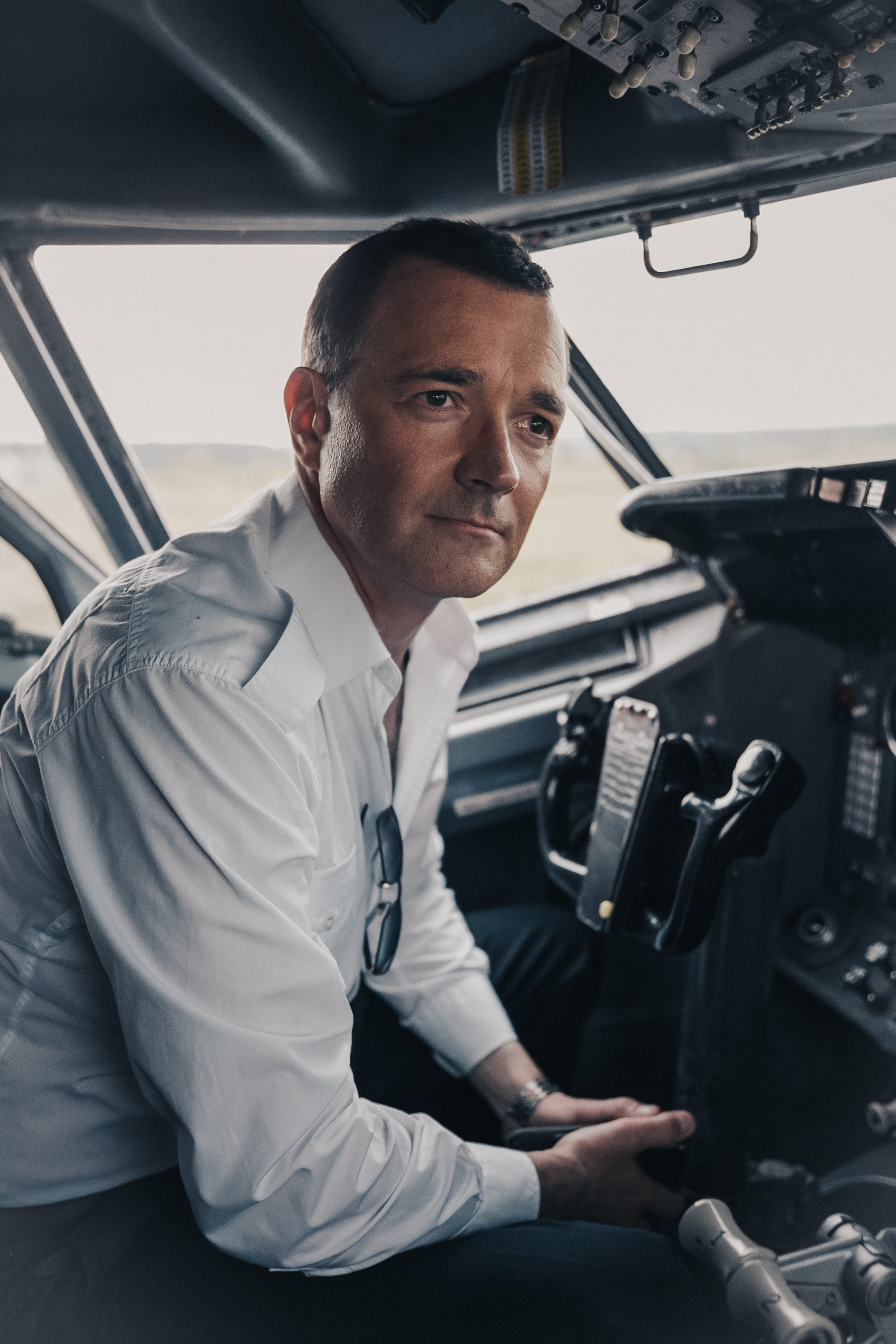 Пилот который посадил самолет на поле. Пилот который посадил самолет на поле. Пилот который посадил самолет на поле. Уральские авиалинии кукурузное поле. Пилот который посадил самолет на поле.