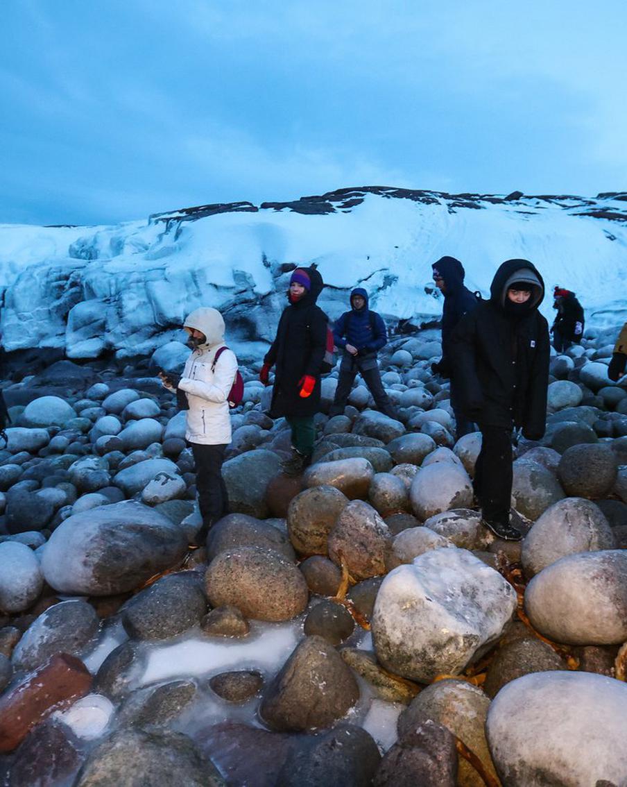 Туристы воруют "яйца дракона" с пляжа в Териберке. В аэропорту Мурманска образовалась целая гора изъятых булыжников