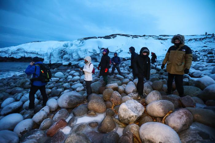 Туристы воруют "яйца дракона" с пляжа в Териберке. В аэропорту Мурманска образовалась целая гора изъятых булыжников