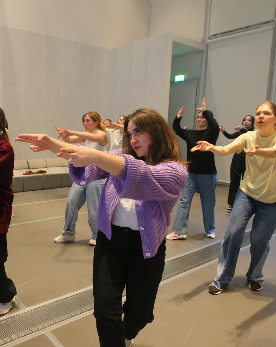 Где в Москве можно найти кей-поп? Журналист Metro стал участником зажигательного мастер-класса