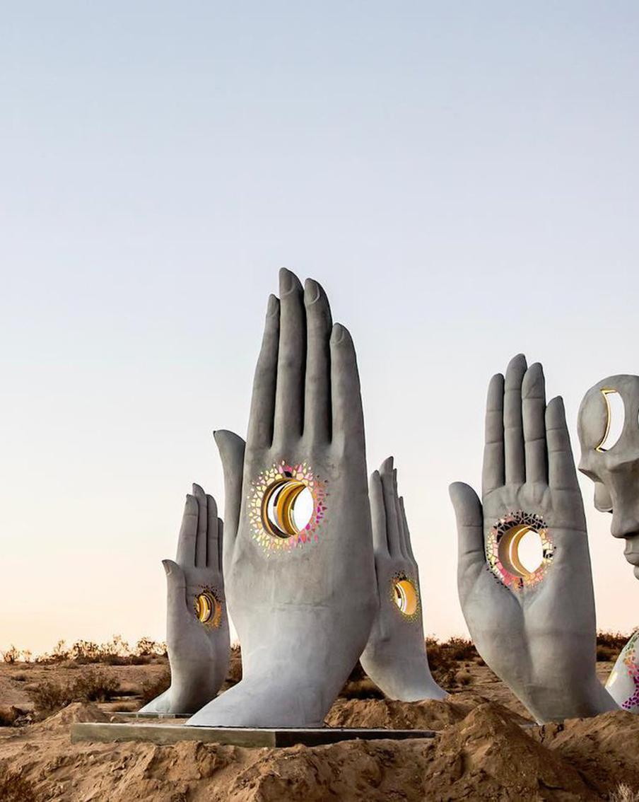 В известной на весь мир пустыне появились дырявые ладони