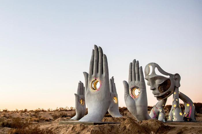 В известной на весь мир пустыне появились дырявые ладони