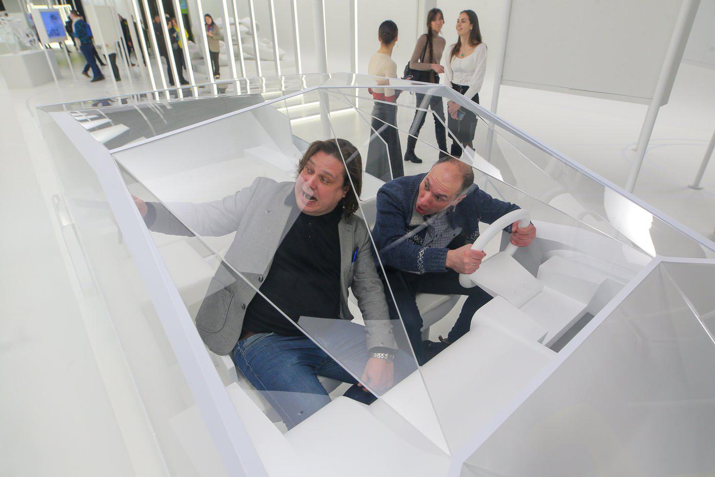 Сколько эмоций вызвал у посетителей прозрачный концепт-кар!